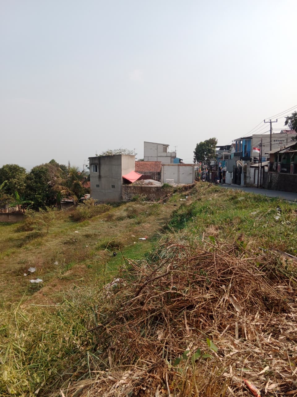 Akses jalan di tepi lahan Cigending